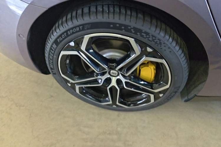 Used Xiaomi Auto SU7 2024 Rear-Drive Ultra-Long Range Advanced Pro-Level Intelligent Driving Version Right Rear Wheel Hub
