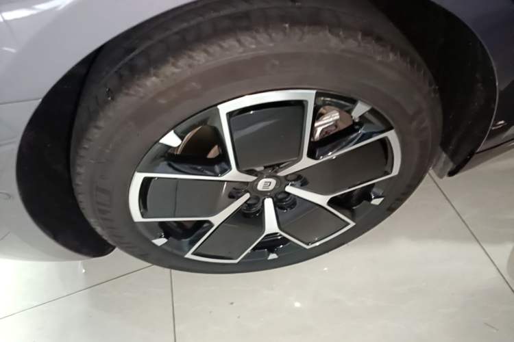 Used Xiaomi Auto SU7 2024 Rear-Drive Ultra-Long Range Advanced Pro-Level Intelligent Driving Version Right Rear Wheel Hub
