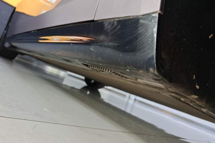 Used Xiaomi Auto SU7 2024 Rear-Drive Long-Range Intelligent Driving Version Right Side Sill