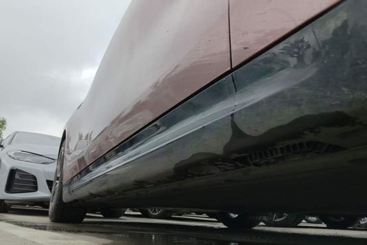 Used Xiaomi Auto SU7 2024 Rear-Drive Long-Range Intelligent Driving Version Right Side Sill