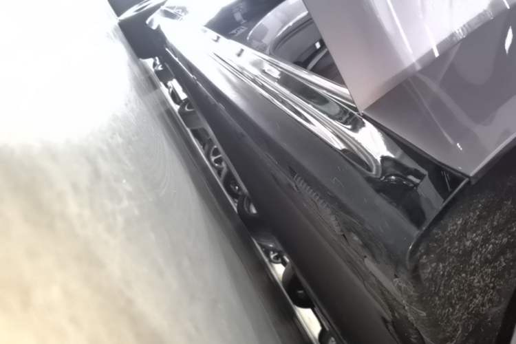 Used Xiaomi Auto SU7 2024 Four-Wheel Drive Ultra-Long Range Advanced Intelligent Driving Max Edition Right Side Sill
