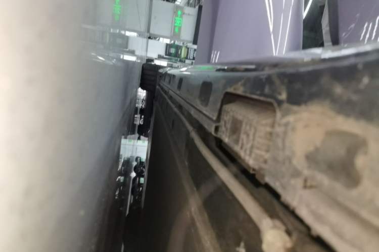 Used Xiaomi Auto SU7 2024 Four-Wheel Drive Ultra-Long Range Advanced Intelligent Driving Max Edition Right Side Sill