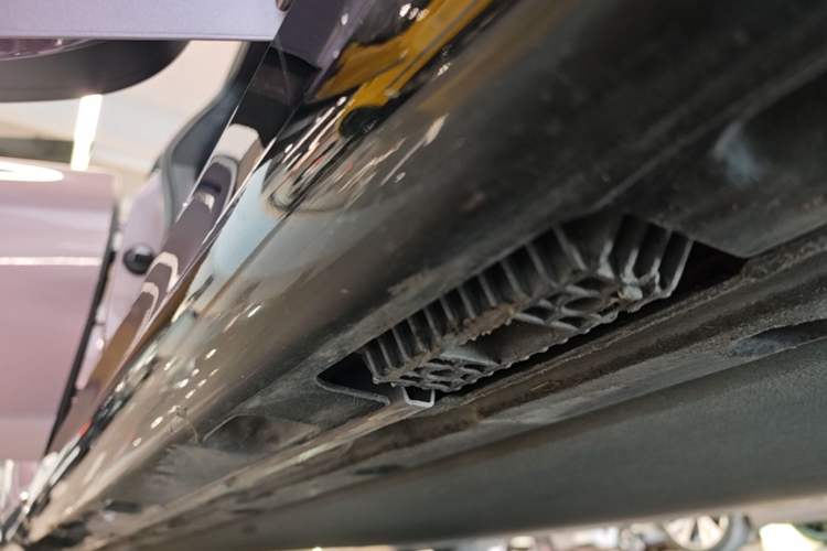 Used Xiaomi Auto SU7 2024 Four-Wheel Drive Ultra-Long Range Advanced Intelligent Driving Max Edition Right Side Sill