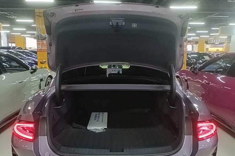 Used Xiaomi Auto SU7 2024 Rear-Drive Long-Range Intelligent Driving Version Trunk
