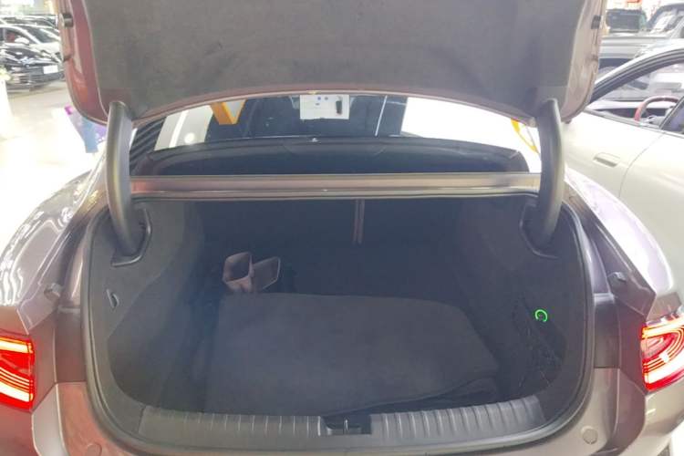 Used Xiaomi Auto SU7 2024 Four-Wheel Drive Ultra-Long Range Advanced Intelligent Driving Max Edition Trunk