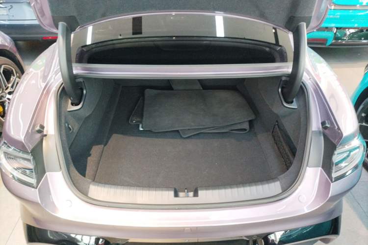 Used Xiaomi Auto SU7 2024 Four-Wheel Drive Ultra-Long Range Advanced Intelligent Driving Max Edition Trunk