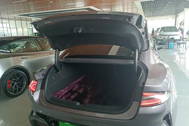 Used Xiaomi Auto SU7 2024 Four-Wheel Drive Ultra-Long Range Advanced Intelligent Driving Max Edition Trunk