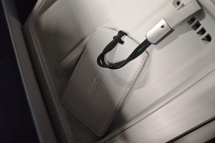Used Xiaomi Auto SU7 2024 Four-Wheel Drive Ultra-Long Range Advanced Intelligent Driving Max Edition Vehicle Key