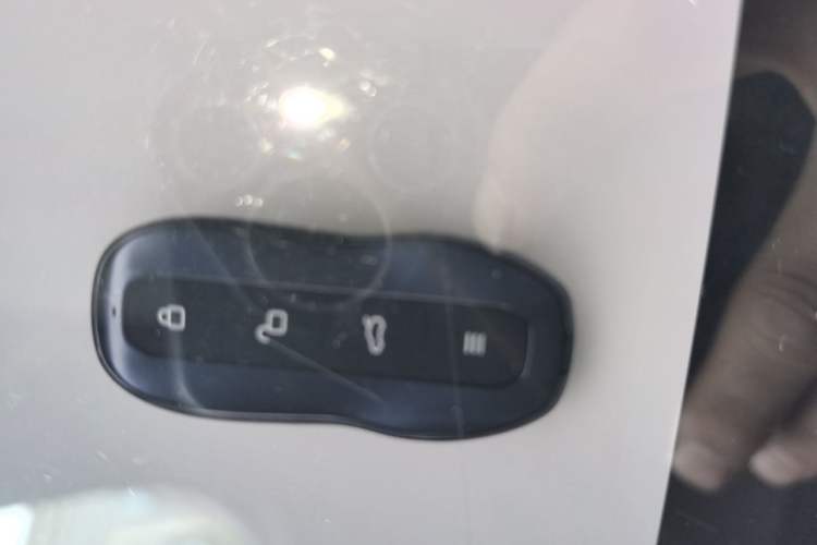 Used Xiaomi Auto SU7 2024 Four-Wheel Drive Ultra-Long Range Advanced Intelligent Driving Max Edition Vehicle Key