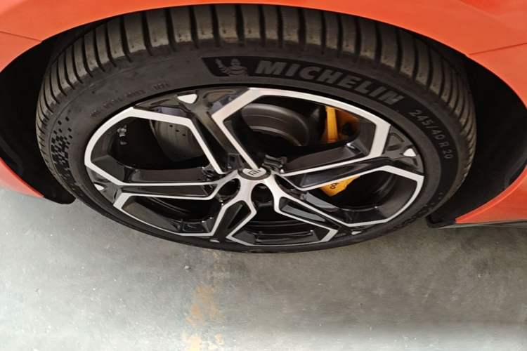Used Xiaomi Auto SU7 2024 Four-Wheel Drive Ultra-Long Range Advanced Intelligent Driving Max Edition Left Front Wheel Hub