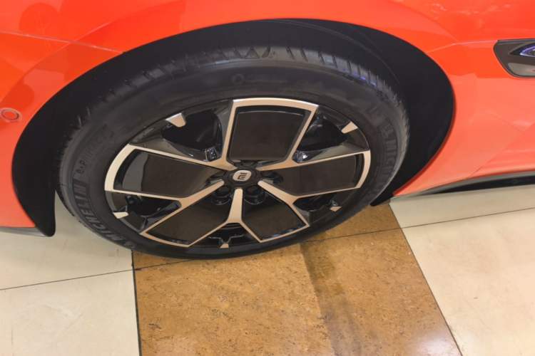 Used Xiaomi Auto SU7 2024 Rear-Drive Long-Range Intelligent Driving Version Left Front Wheel Hub