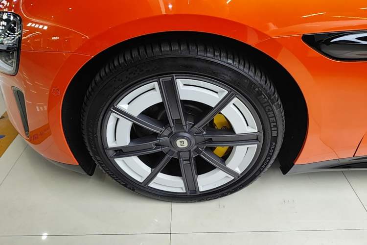 Used Xiaomi Auto SU7 2024 Four-Wheel Drive Ultra-Long Range Advanced Intelligent Driving Max Edition Left Front Wheel Hub