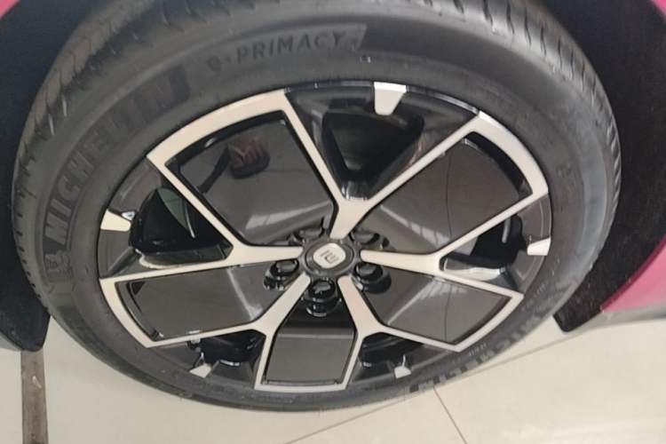 Used Xiaomi Auto SU7 2024 Rear-Drive Ultra-Long Range Advanced Pro-Level Intelligent Driving Version Left Front Wheel Hub