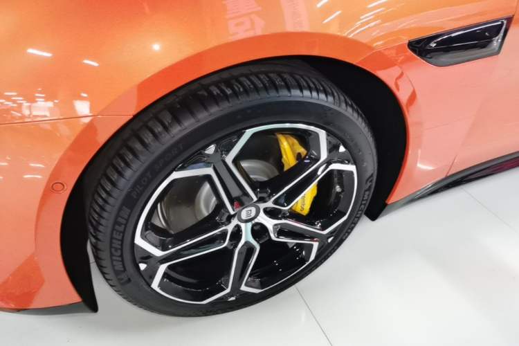 Used Xiaomi Auto SU7 2024 Rear-Drive Long-Range Intelligent Driving Version Left Front Wheel Hub