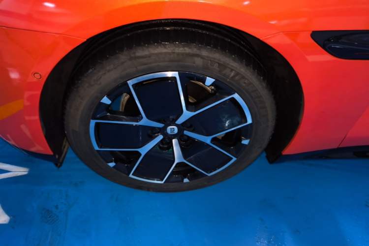 Used Xiaomi Auto SU7 2024 Rear-Drive Ultra-Long Range Advanced Pro-Level Intelligent Driving Version Left Front Wheel Hub