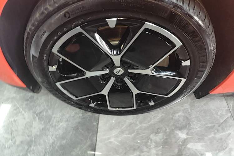 Used Xiaomi Auto SU7 2024 Rear-Drive Ultra-Long Range Advanced Pro-Level Intelligent Driving Version Left Front Wheel Hub