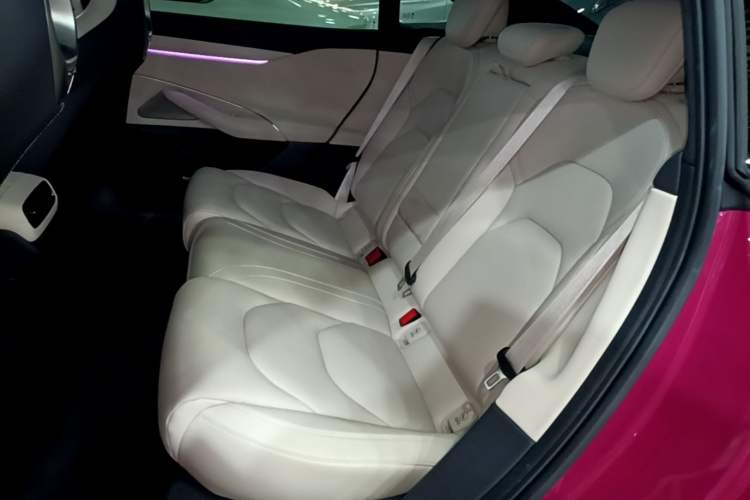 Used Xiaomi Auto SU7 2024 Four-Wheel Drive Ultra-Long Range Advanced Intelligent Driving Max Edition Left Rear Seat