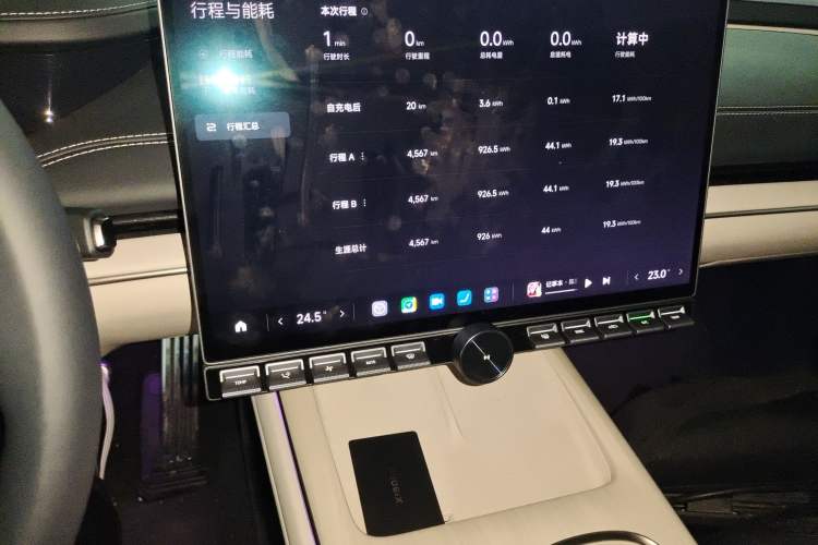 Used Xiaomi Auto SU7 2024 Four-Wheel Drive Ultra-Long Range Advanced Intelligent Driving Max Edition Odometer Close Up