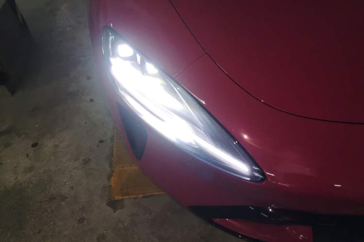 Used Xiaomi Auto SU7 2024 Four-Wheel Drive Ultra-Long Range Advanced Intelligent Driving Max Edition Right Front Headlight