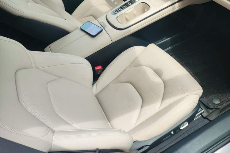 Used Xiaomi Auto SU7 2024 Four-Wheel Drive Ultra-Long Range Advanced Intelligent Driving Max Edition Right Front Seat
