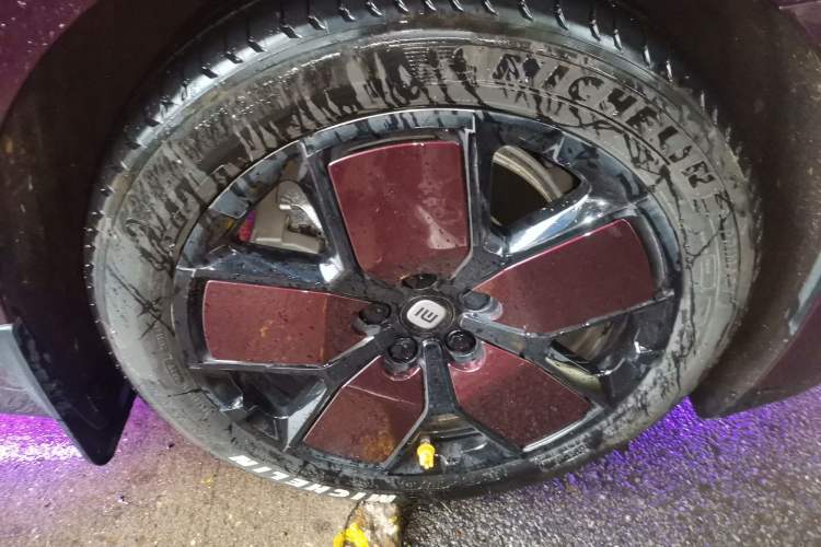 Used Xiaomi Auto SU7 2024 Rear-Drive Ultra-Long Range Advanced Pro-Level Intelligent Driving Version Right Front Wheel Hub