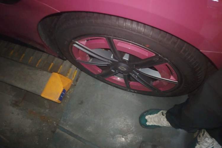 Used Xiaomi Auto SU7 2024 Four-Wheel-Drive Max Founder's Edition Right Front Wheel Hub