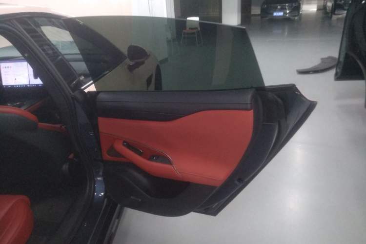 Used Xiaomi Auto SU7 2024 Four-Wheel Drive Ultra-Long Range Advanced Intelligent Driving Max Edition Right Rear Door Interior