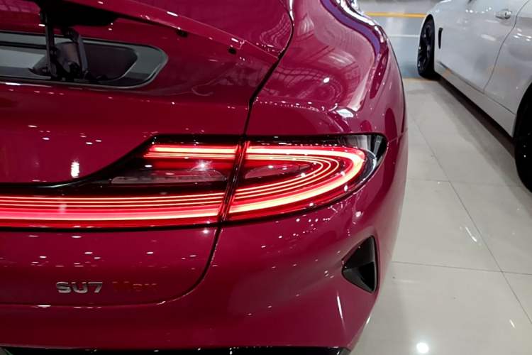 Used Xiaomi Auto SU7 2024 Four-Wheel Drive Ultra-Long Range Advanced Intelligent Driving Max Edition Right Rear Taillight
