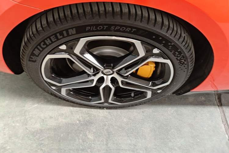 Used Xiaomi Auto SU7 2024 Four-Wheel Drive Ultra-Long Range Advanced Intelligent Driving Max Edition Right Rear Wheel Hub