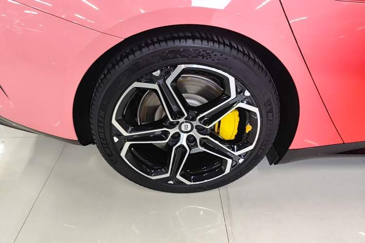 Used Xiaomi Auto SU7 2024 Four-Wheel Drive Ultra-Long Range Advanced Intelligent Driving Max Edition Right Rear Wheel Hub
