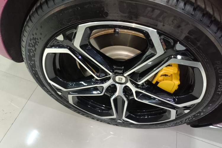 Used Xiaomi Auto SU7 2024 Four-Wheel Drive Ultra-Long Range Advanced Intelligent Driving Max Edition Right Rear Wheel Hub