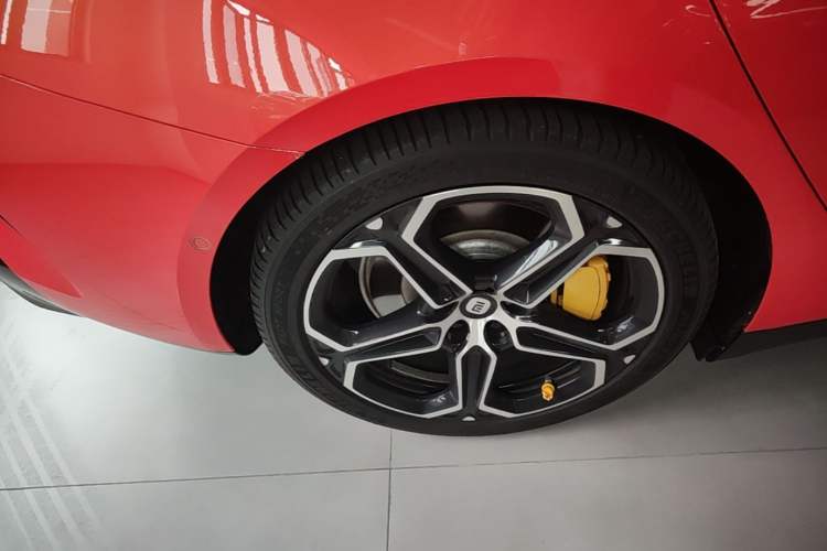 Used Xiaomi Auto SU7 2024 Four-Wheel Drive Ultra-Long Range Advanced Intelligent Driving Max Edition Right Rear Wheel Hub
