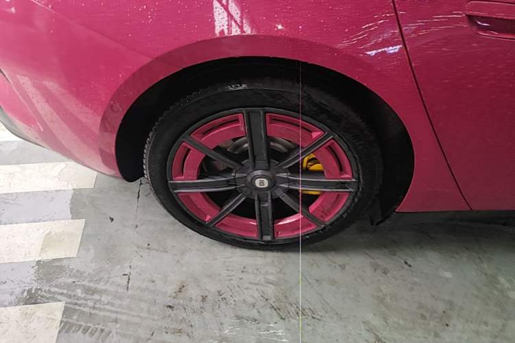 Used Xiaomi Auto SU7 2024 Rear-Drive Ultra-Long Range Advanced Pro-Level Intelligent Driving Version Right Rear Wheel Hub