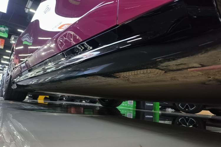 Used Xiaomi Auto SU7 2024 Four-Wheel Drive Ultra-Long Range Advanced Intelligent Driving Max Edition Right Side Sill