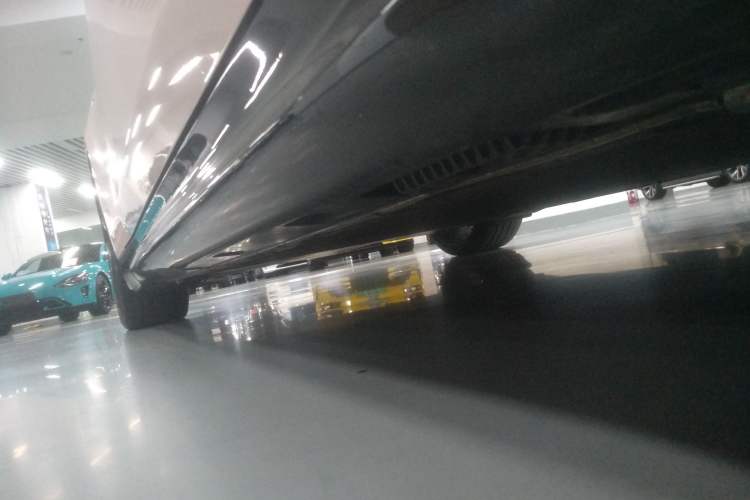 Used Xiaomi Auto SU7 2024 Four-Wheel Drive Ultra-Long Range Advanced Intelligent Driving Max Edition Right Side Sill