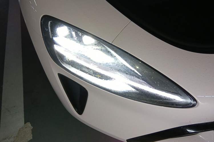 Used Xiaomi Auto SU7 2024 Four-Wheel Drive Ultra-Long Range Advanced Intelligent Driving Max Edition Right Front Headlight