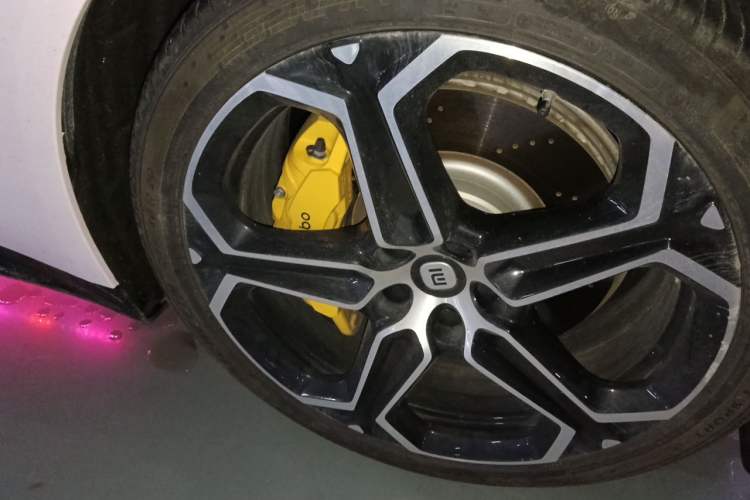 Used Xiaomi Auto SU7 2024 Four-Wheel Drive Ultra-Long Range Advanced Intelligent Driving Max Edition Right Front Wheel Hub