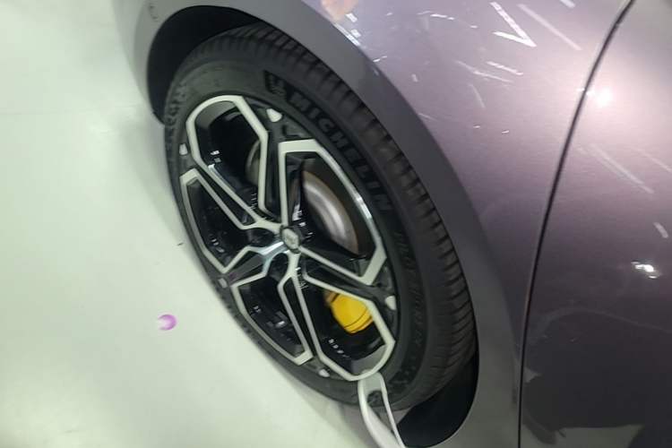 Used Xiaomi Auto SU7 2024 Four-Wheel Drive Ultra-Long Range Advanced Intelligent Driving Max Edition Right Rear Wheel Hub