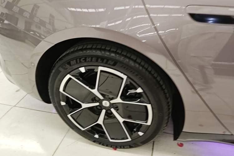 Used Xiaomi Auto SU7 2024 Rear-Drive Long-Range Intelligent Driving Version Right Rear Wheel Hub