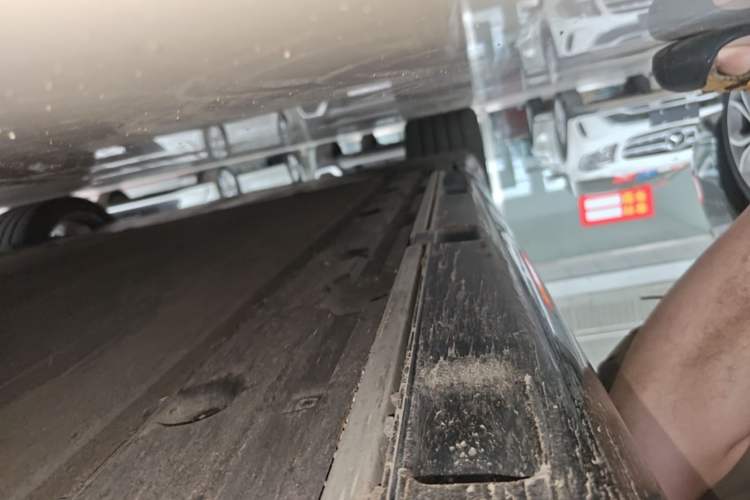 Used Xiaomi Auto SU7 2024 Four-Wheel Drive Ultra-Long Range Advanced Intelligent Driving Max Edition Right Side Sill