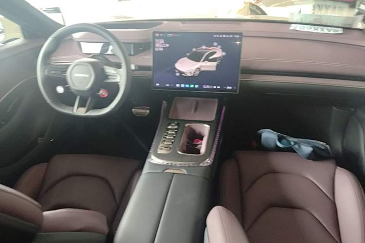 Used Xiaomi Auto SU7 2024 Four-Wheel Drive Ultra-Long Range Advanced Intelligent Driving Max Edition Center Console