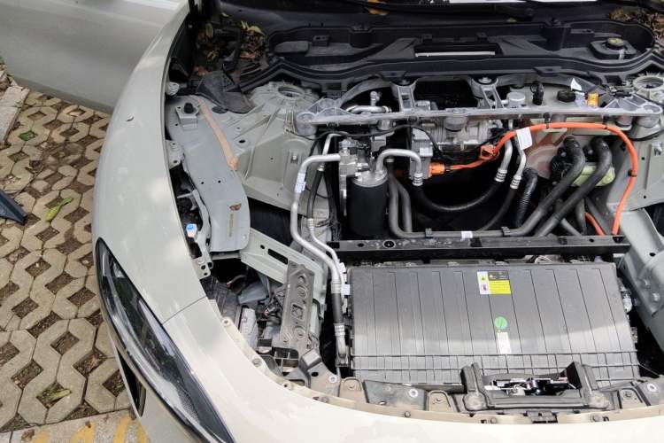 Used Xiaomi Auto SU7 2024 Rear-Drive Long-Range Intelligent Driving Version Engine Bay Right