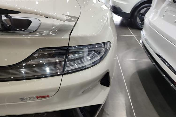 Used Xiaomi Auto SU7 2024 Four-Wheel Drive Ultra-Long Range Advanced Intelligent Driving Max Edition Exterior 3