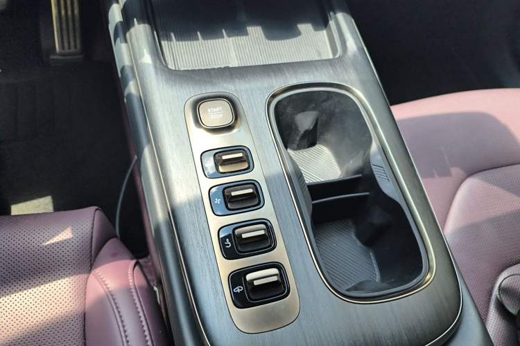Used Xiaomi Auto SU7 2024 Four-Wheel Drive Ultra-Long Range Advanced Intelligent Driving Max Edition Gear Lever