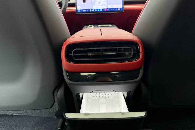 Used Xiaomi Auto SU7 2024 Four-Wheel Drive Ultra-Long Range Advanced Intelligent Driving Max Edition Interior 1