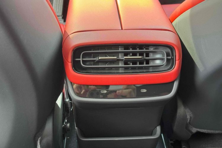 Used Xiaomi Auto SU7 2024 Rear-Drive Long-Range Intelligent Driving Version Interior 10