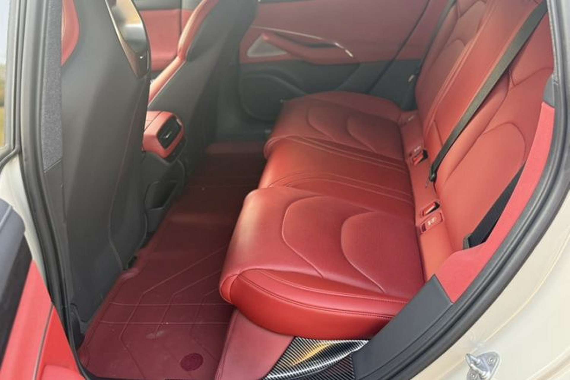 Used Xiaomi Auto SU7 2024 Rear-Drive Long-Range Intelligent Driving Version Interior 2