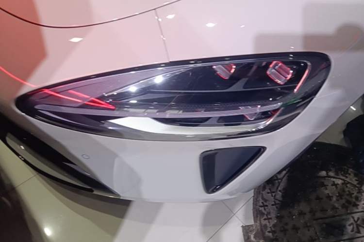 Used Xiaomi Auto SU7 2024 Four-Wheel Drive Ultra-Long Range Advanced Intelligent Driving Max Edition Left Front Headlight