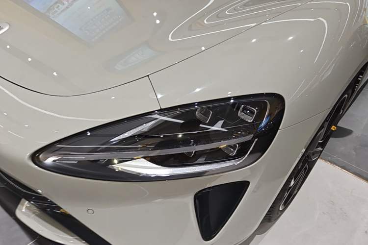 Used Xiaomi Auto SU7 2024 Rear-Drive Ultra-Long Range Advanced Pro-Level Intelligent Driving Version Left Front Headlight