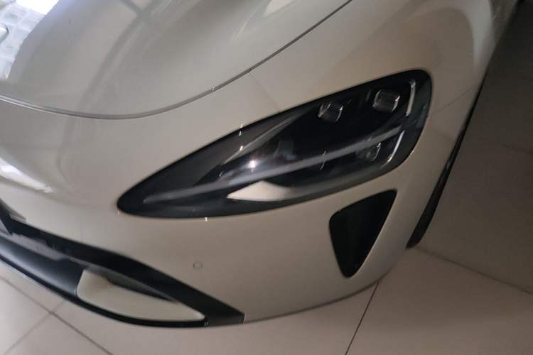 Used Xiaomi Auto SU7 2024 Rear-Drive Ultra-Long Range Advanced Pro-Level Intelligent Driving Version Left Front Headlight